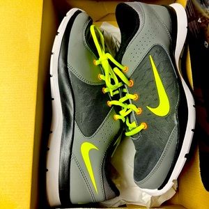 Women’s Nike shoes size 10 new